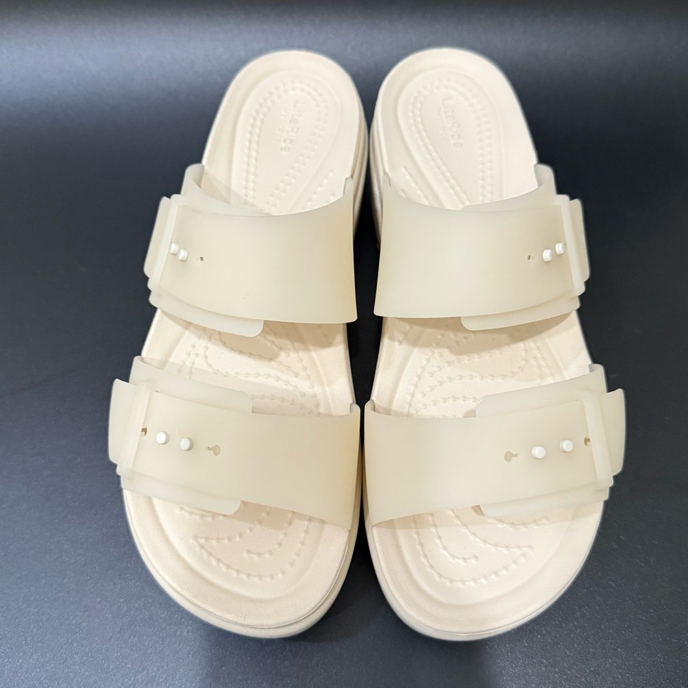 CROCS Beige Sandstone Brooklyn Buckle Frosted Low Wedge Sandals Women’s Size 8 - Picture 3 of 16